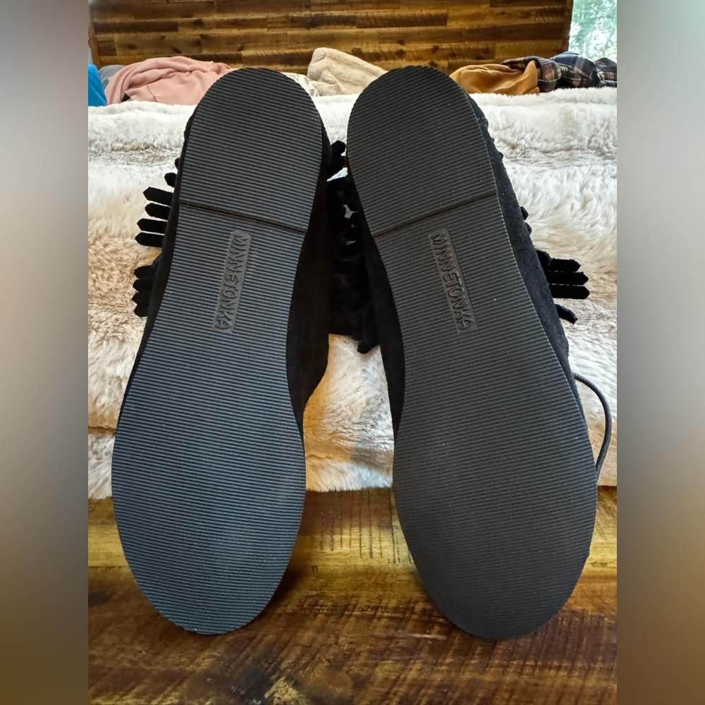 NWOT Minnetonka Lyra Suede Sandal Size 7, BLACK - Picture 2 of 6